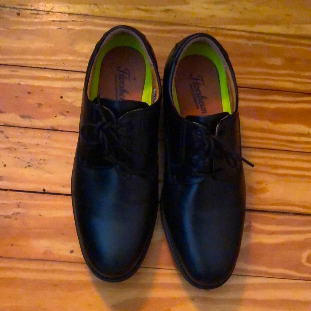 Men’s size 8 D Florsheim Oxford dress shoes from Men’s Warehouse.